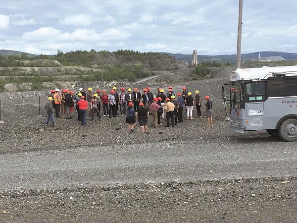 Une caravane politique en visite sur les sites miniers