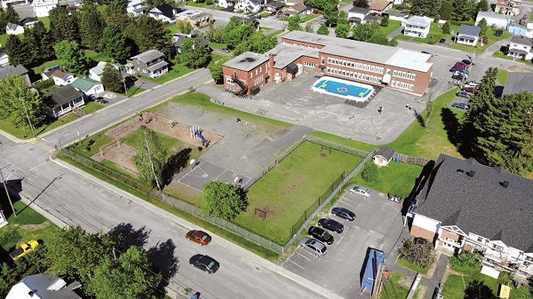 École Sainte-Bernadette : Une nouvelle patinoire de Dek Hockey