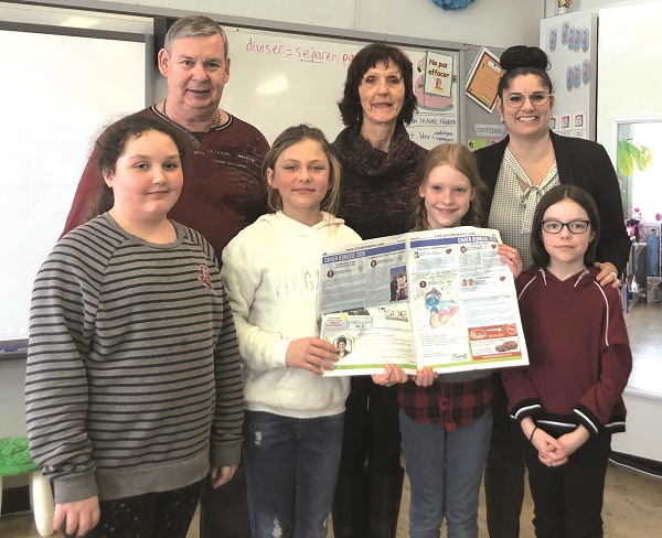 Jeunes journalistes très fiers de leur cahier !